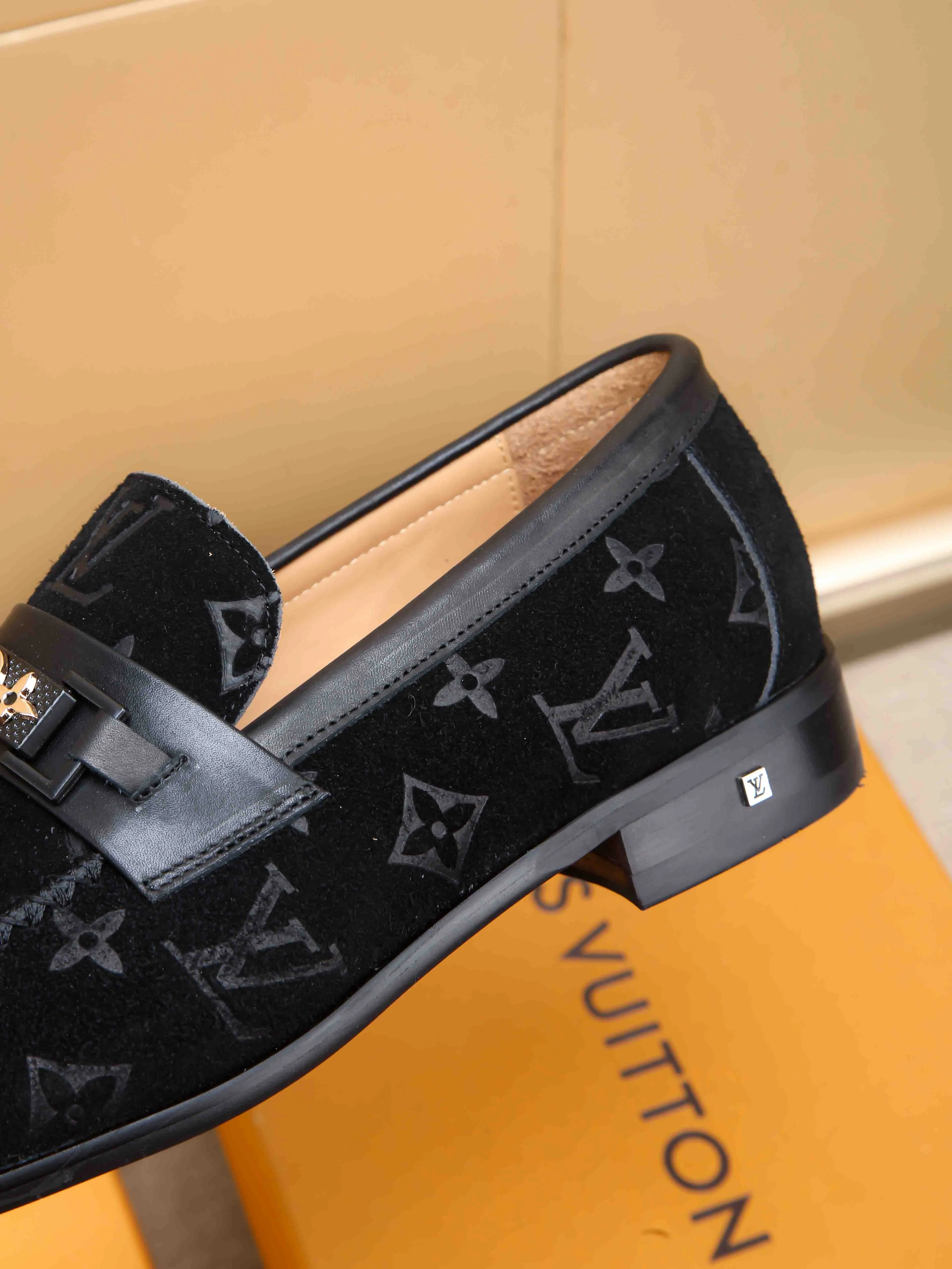 Men's shoes 💰 460 💰 Louis Vuitton LV ® 🆕 model 🔛Full shoe counter, first layer cowhide, 🐂leather lined casual shoes for men, super soft outsole, essential for driving. Counter synchronization, original first layer cowhide, completely 1:1 mold customization🌹top version, color optional! Number: 39-44 (customized at 38.45)